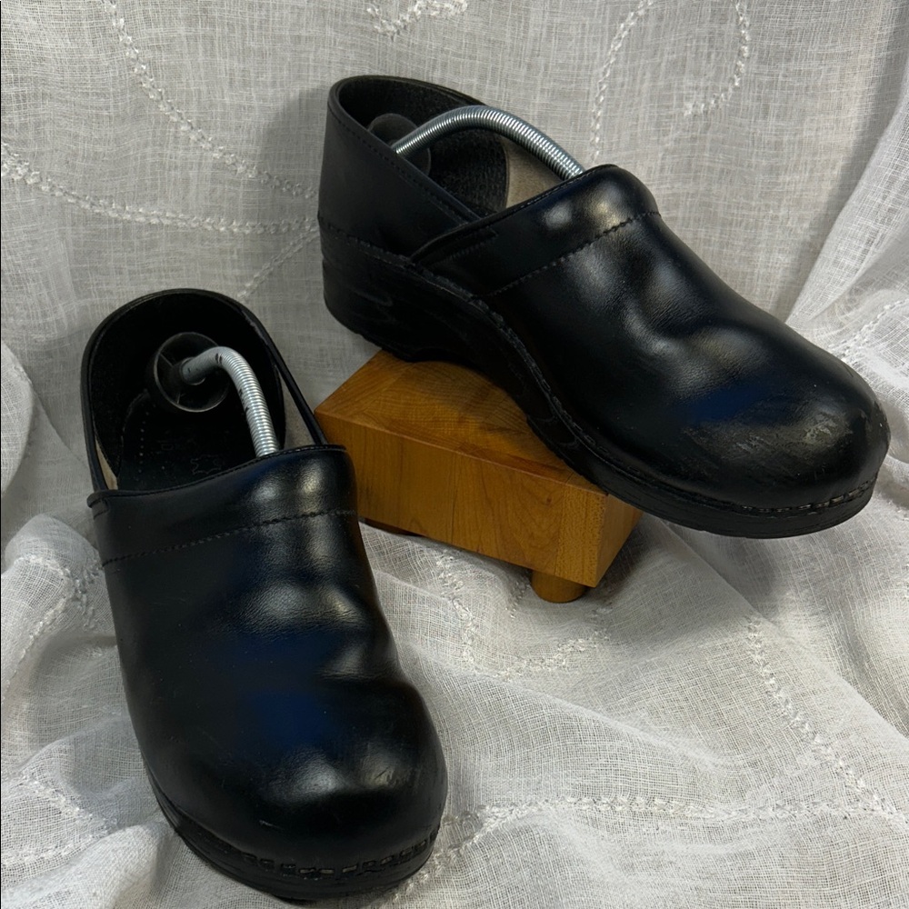 Dansko leather preloved clogs